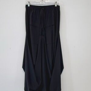 Ruti - The Go-To Skirt. Black. Size M.